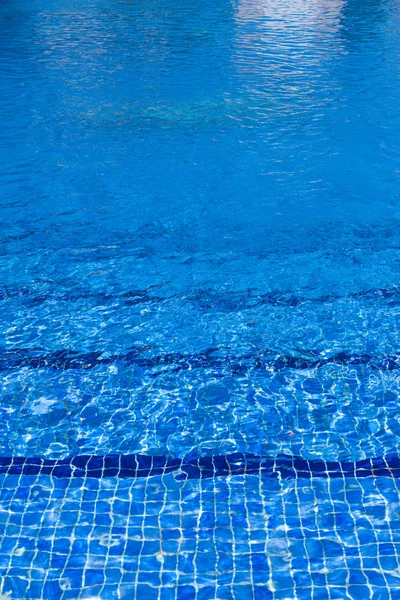 Fondo de superficie de agua azul en la piscina — Foto de Stock