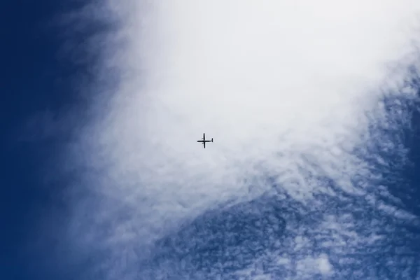 Klares Propellerflugzeug am blauen Himmel — Stockfoto