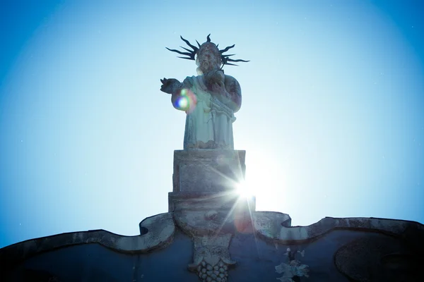 Statua su una delle chiese di Tallinn — Foto Stock