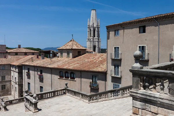 Visa från dome trappor i Gironas gamla staden i Spanien — Stockfoto