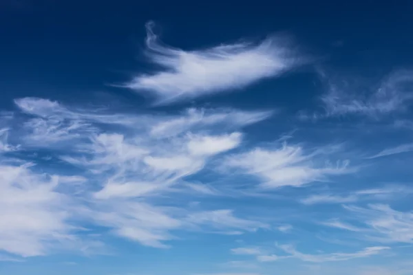 Nubes de cúmulos brillantes y cielo azul — Foto de Stock