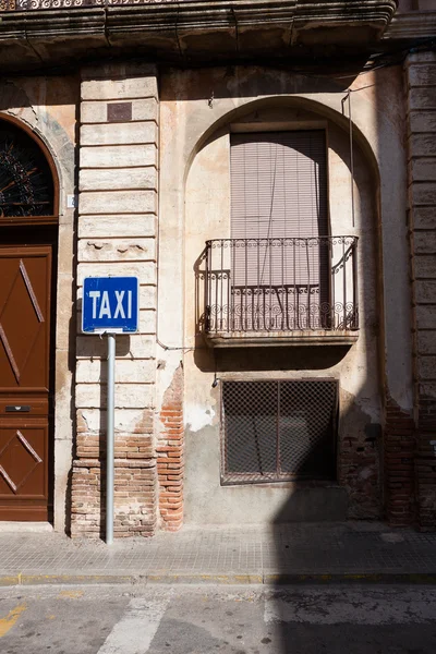 Taxi znakem na historické ulici — Stock fotografie