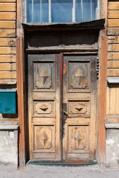 Alte Tür und Fenster des Holzgebäudes — Stockfoto