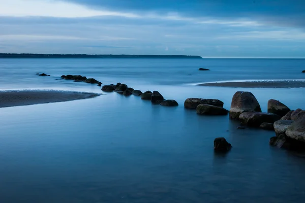 Weergave van een rotsachtige kust in de ochtend. — Stockfoto