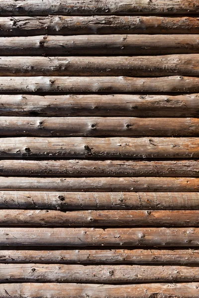 Houten logboeken muur van landelijke huis — Stockfoto