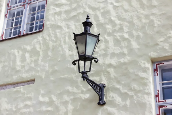 Уличная лампа на стене — стоковое фото
