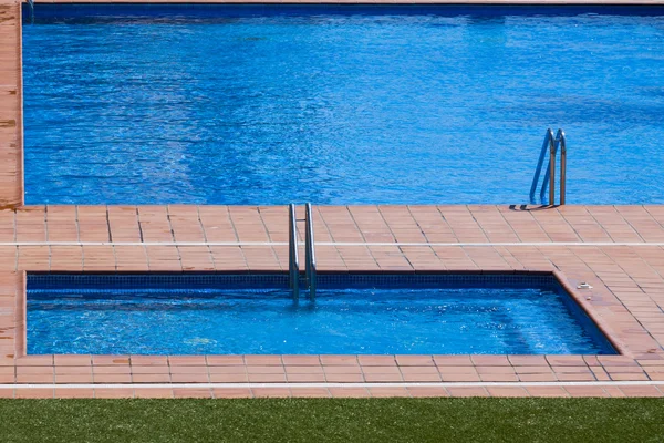 Piscina de hotel de luxo — Fotografia de Stock