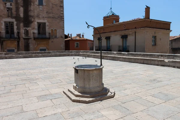 Ein alter Brunnen und Treffpunkt in der Altstadt — Stockfoto