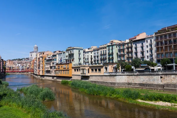 Vista desde el puente en el casco antiguo de Girona en España — Foto de Stock