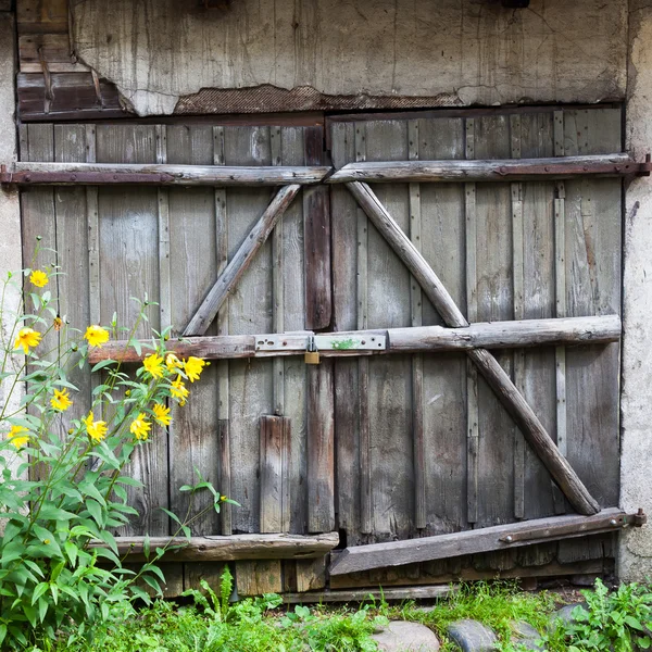 Oude houten schuur deur — Stockfoto