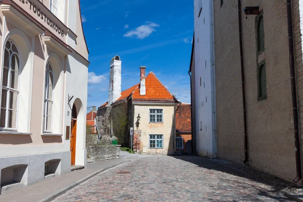 Eski tallinn şehir içinde renkli sokak — Stok fotoğraf