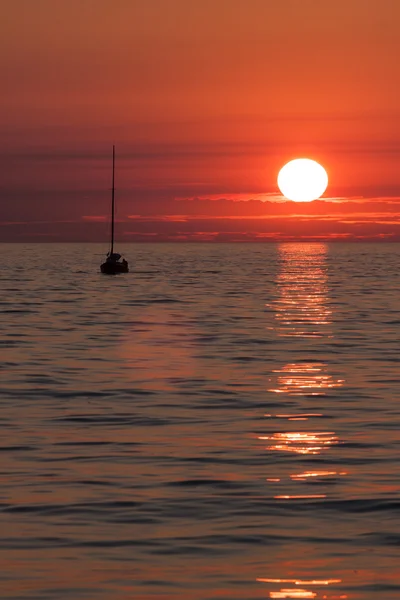 Sea sunset with yacht — Stock Photo, Image