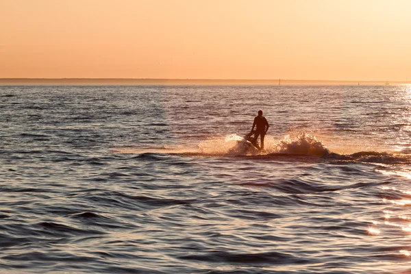 Joven navegando en el mar Báltico en una moto acuática — Foto de Stock
