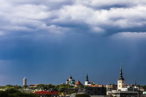 Грозовые тучи над старым Таллинном — стоковое фото