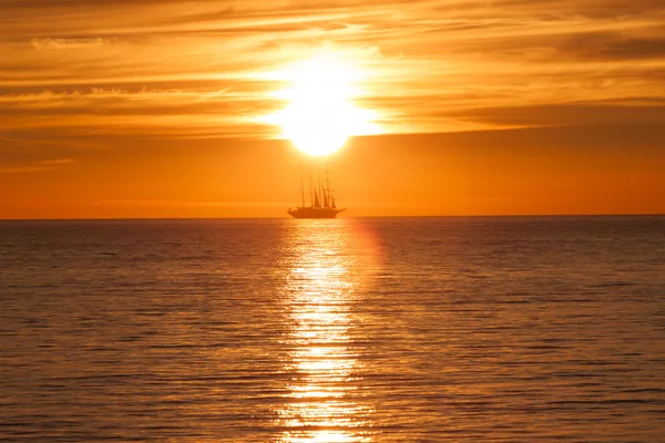 Silhouette de voilier en mer et soleil — Photo