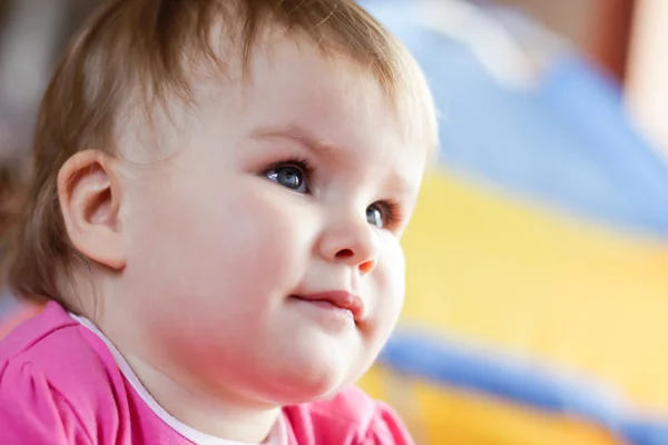 Baby girl watching tv — Stock Photo, Image