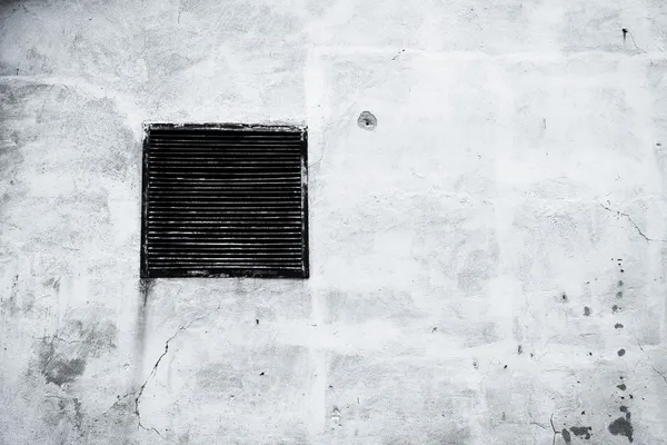 Oude metalen roestig ventilatie venster op de muur — Stockfoto