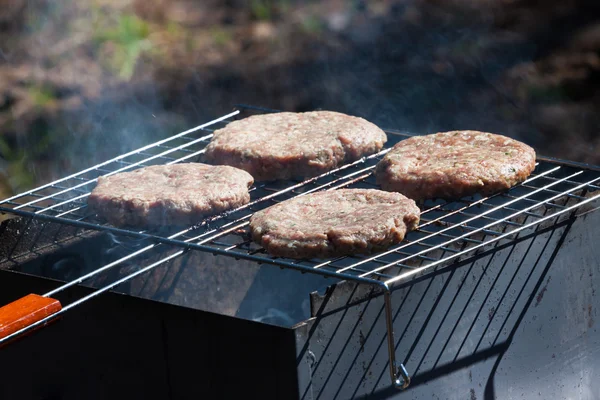 Hambúrgueres em churrasqueira — Fotografia de Stock