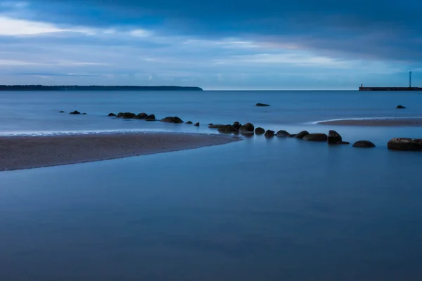 View of a rocky coast in the evening. Long exposure shot. — Stock Photo, Image