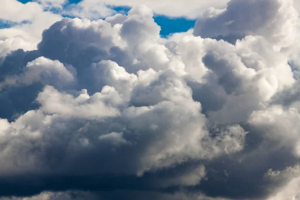 Storm clouds sky een achtergrond. — Stockfoto