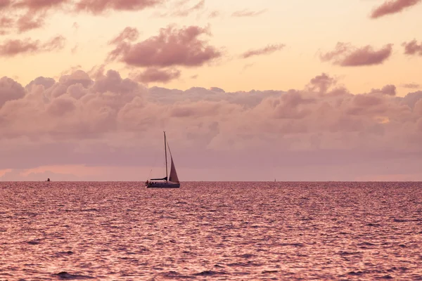 Een eenzame zeilboot in de open zee — Stockfoto