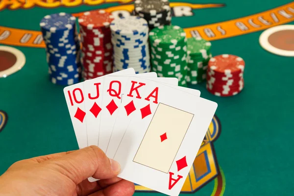 Royal flush kaarten in de hand houden — Stockfoto