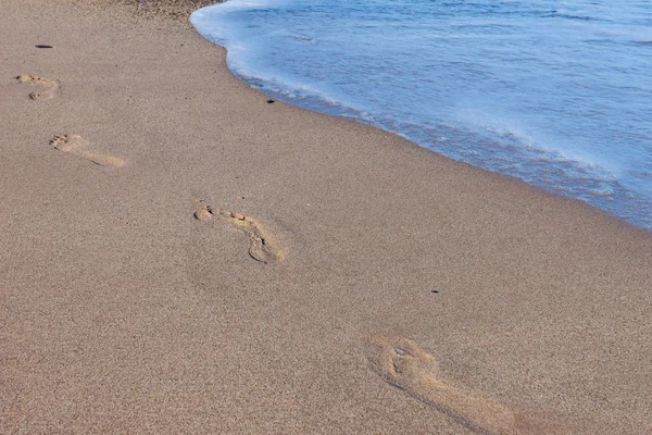 Huellas en la playa dejadas atrás — Foto de Stock