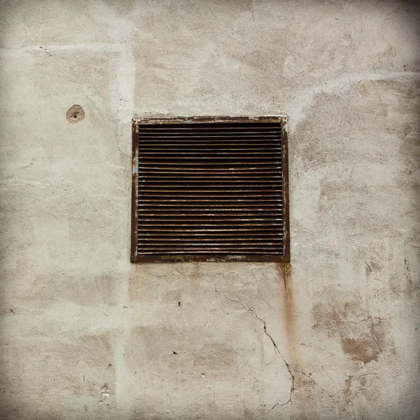 Metalen roestig ventilatie venster op de muur — Stockfoto