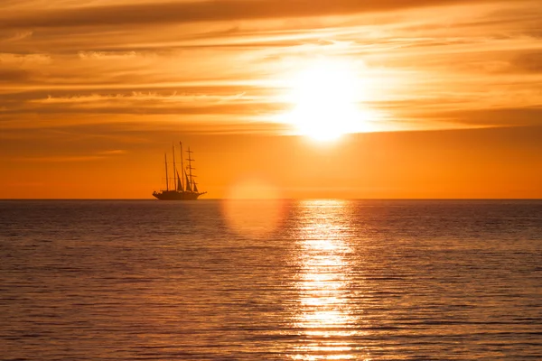 Oude zeil schip silhouet — Stockfoto