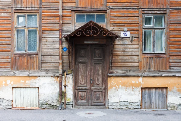 Alte Tür und Fenster des Holzhauses — Stockfoto