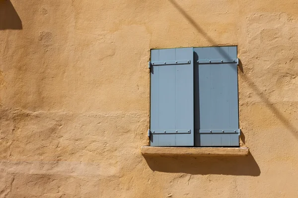 Parede velha com janela fechada — Fotografia de Stock