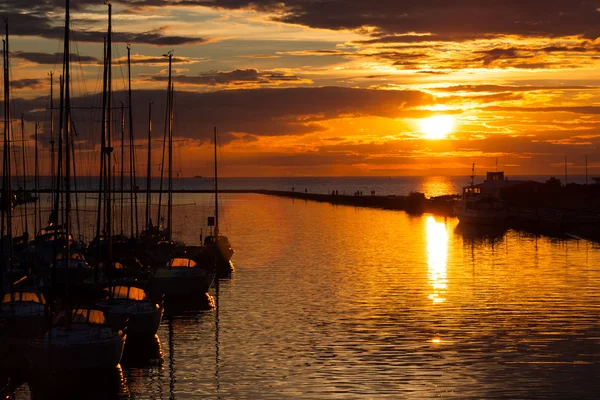Hamnen och båtarna vid solnedgången — Stockfoto