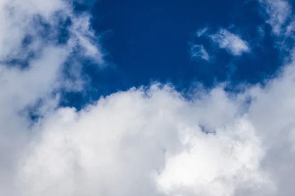 Diepblauwe lucht en wolken — Stockfoto