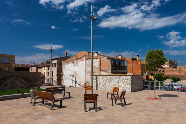 Bancos de descanso en la plaza del pueblo español —  Fotos de Stock
