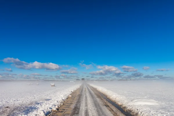 Snöig väg i läge på landet — Stockfoto