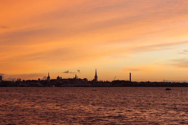 Silueta de tallinn con puesta de sol de fuego —  Fotos de Stock