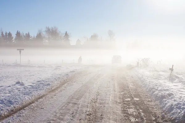 Estrada de inverno com carro off-road — Fotografia de Stock
