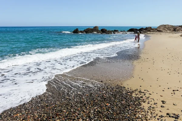 Dziewczyna z matką na plaży — Zdjęcie stockowe