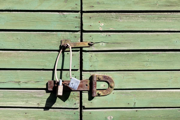 The padlock locking the wooden door — Stock Photo, Image