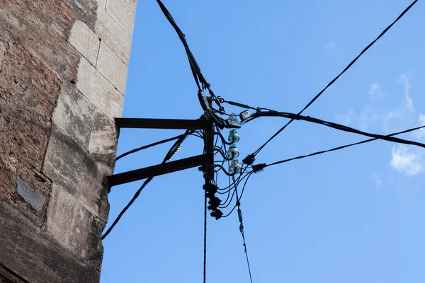 Elektrische lijn op de oude huis muur — Stockfoto