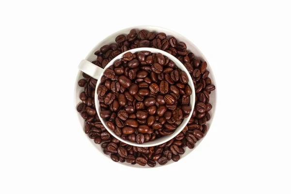 Tasse mit Bohnen Kaffee auf Untertasse — Stockfoto