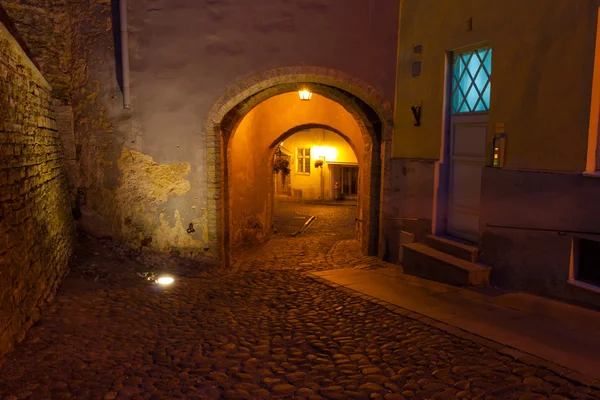 Straat in oud tallinn per nacht — Stockfoto