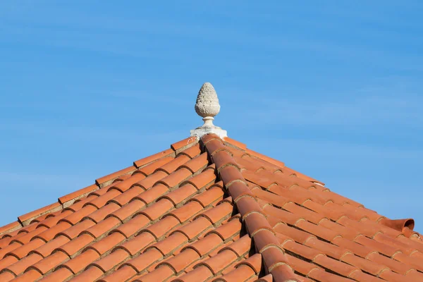 Kleine Statue auf dem roten Dach — Stockfoto