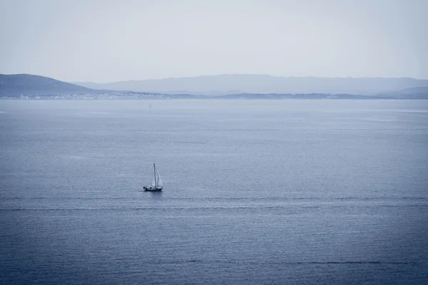 Sailboa solitário — Fotografia de Stock