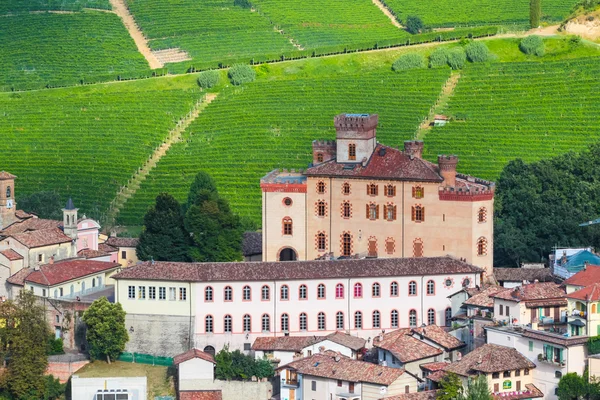Pequeño pueblo castillo Barolo entre viñedos — Foto de Stock