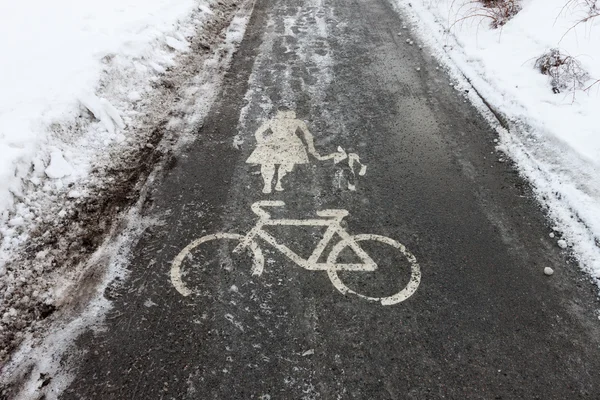 Camino mojado en bicicleta con nieve y hielo — Foto de Stock