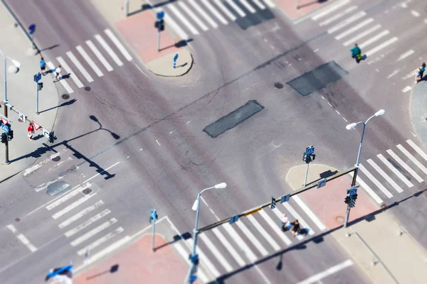 Urban street traffic and pedestrian crossing — Stock Photo, Image