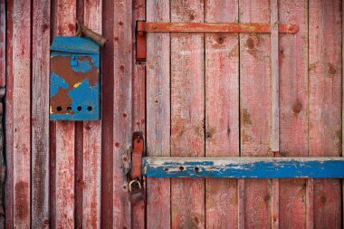 eski mailboxe eski bir ahşap kapı