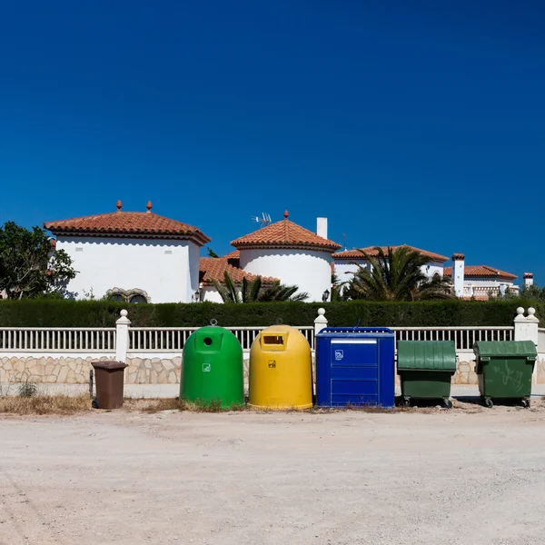 Кольорові сміттєві баки для відокремлення та переробки — стокове фото
