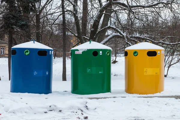 Suuret roskakorit ja roskat, kierrätys ja jätteet — kuvapankkivalokuva